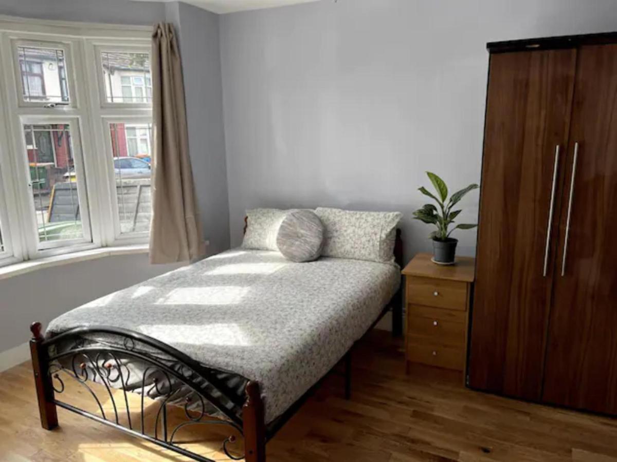 Modern 5 Bedroom Family House - 18 Mins To Station London Bagian luar foto