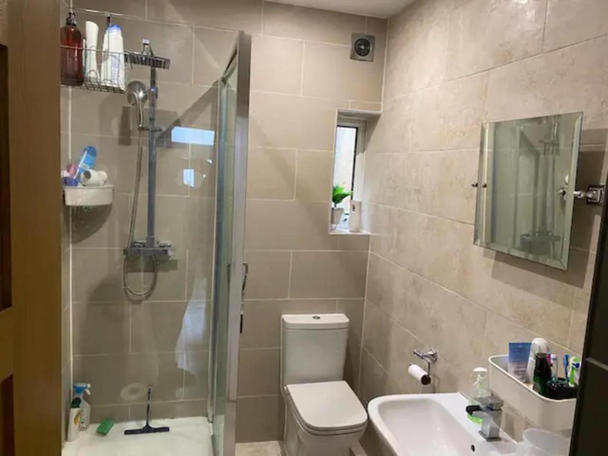 Modern 5 Bedroom Family House - 18 Mins To Station London Bagian luar foto